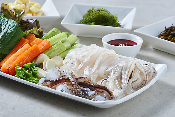 포토 JPG 스튜디오촬영 접시 음식 회색배경 오이 실내 마늘 사람없음 당근 상추 깻잎 바다포도 쌈채소 오징어회 초고추장 톳 국내포토 식기 백그라운드 채소 뿌리채소 내부 회색 회 양념 해조류 파일형식