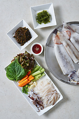 포토 JPG 스튜디오촬영 음식 식재료 고추 회색배경 오이 실내 마늘 사람없음 하이앵글 당근 상추 오징어 깻잎 바다포도 쌈채소 오징어회 초고추장 톳 국내포토 뷰포인트 백그라운드 채소 연체동물 뿌리채소 내부 수중동물 회색 회 양념 해조류 파일형식