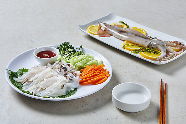 포토 JPG 스튜디오촬영 접시 음식 회색배경 오이 실내 사람없음 당근 레몬 오징어 깻잎 무순 나무젓가락 바다포도 오징어회 초고추장 국내포토 식기 백그라운드 채소 과일 젓가락 연체동물 뿌리채소 내부 수중동물 회색 회 양념 해조류 새싹채소 파일형식