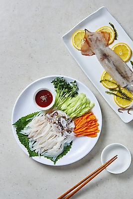 포토 JPG 스튜디오촬영 접시 음식 회색배경 오이 실내 사람없음 하이앵글 당근 레몬 깻잎 무순 바다포도 오징어회 초고추장 국내포토 식기 뷰포인트 백그라운드 채소 과일 뿌리채소 내부 회색 회 양념 해조류 새싹채소 파일형식