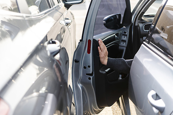 포토 JPG 주간 손 자동차 야외 신체부위 오픈 주차 좁은 주차장 불편함 주차위반 국내포토 자연요소 육상교통 사람 감각 파일형식
