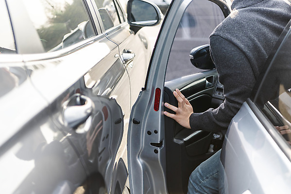 포토 JPG 주간 남자 자동차 한명 상반신 20대 성인 야외 옆모습 한국인 오픈 주차 좁은 주차장 성인남자한명만 불편함 주차위반 국내포토 자연요소 1 육상교통 뷰포인트 사람 동양인 청년 감각 남자한명만 성인남자만 파일형식