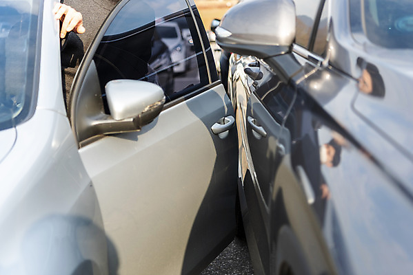 포토 JPG 주간 손 남자 자동차 한명 상반신 20대 성인 야외 옆모습 한국인 주차 주차장 성인남자한명만 주차위반 국내포토 자연요소 1 육상교통 뷰포인트 사람 동양인 청년 신체부위 남자한명만 성인남자만 파일형식