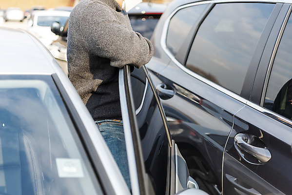 포토 JPG 주간 남자 자동차 한명 상반신 20대 성인 야외 옆모습 한국인 주차 주차장 성인남자한명만 불편함 주차위반 국내포토 자연요소 1 육상교통 뷰포인트 사람 동양인 청년 감각 남자한명만 성인남자만 파일형식