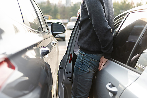 포토 JPG 주간 남자 자동차 한명 서기 상반신 20대 성인 야외 옆모습 한국인 주차 주차장 성인남자한명만 불편함 주차위반 국내포토 자연요소 1 육상교통 뷰포인트 모션 사람 동양인 청년 감각 남자한명만 성인남자만 파일형식