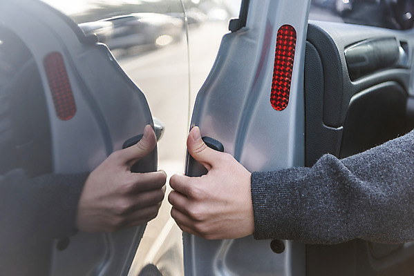 포토 JPG 주간 손 자동차 근접촬영 야외 신체부위 잡기 오픈 주차 주차장 차문 주차위반 국내포토 자연요소 육상교통 뷰포인트 모션 사람 파일형식