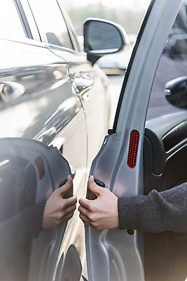 포토 JPG 주간 손 자동차 야외 신체부위 잡기 오픈 주차 주차장 차문 주차위반 국내포토 자연요소 육상교통 모션 사람 파일형식