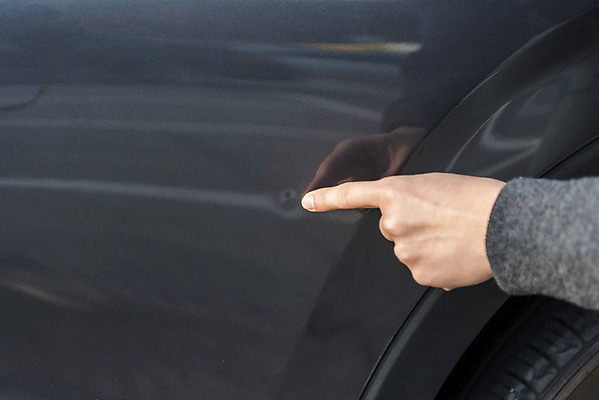 포토 JPG 주간 손 자동차 근접촬영 야외 신체부위 가리킴 주차 주차장 주차위반 국내포토 자연요소 육상교통 뷰포인트 사람 손짓 파일형식