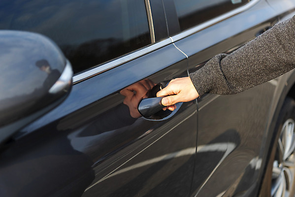 포토 JPG 주간 손 자동차 손잡이 근접촬영 야외 신체부위 잡기 오픈 주차 주차장 차문 주차위반 국내포토 자연요소 육상교통 뷰포인트 모션 사람 파일형식