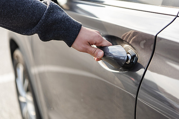 포토 JPG 주간 손 자동차 손잡이 근접촬영 야외 신체부위 잡기 당기기 주차 주차장 차문 주차위반 국내포토 자연요소 육상교통 뷰포인트 모션 사람 파일형식