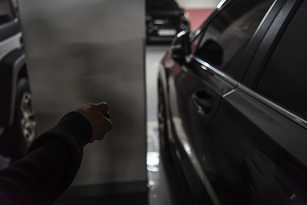 포토 JPG 손 자동차 들기 신체부위 주차 자동차열쇠 지하주차장 주차위반 국내포토 육상교통 모션 열쇠 사람 주차장 파일형식