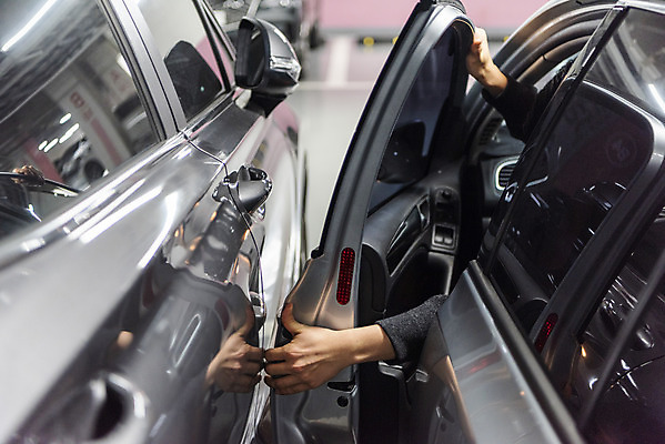 포토 JPG 손 자동차 옆모습 신체부위 잡기 주차 차문 지하주차장 주차위반 국내포토 육상교통 뷰포인트 모션 사람 주차장 파일형식