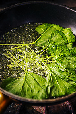 포토 JPG 식재료 실내 사람없음 물 프라이팬 특산물 강원도 봄나물 인제군 곰취 제철음식 데치기 산나물 국내포토 자연요소 음식 채소 주방용품 한국 요리 내부 나물 제철 파일형식