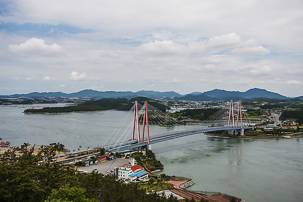 포토 JPG 주간 구름 바다 섬 하늘 주택 사람없음 야외 전라남도 진도 진도대교 국내포토 자연요소 건물 다리_건축물 전라도 파일형식