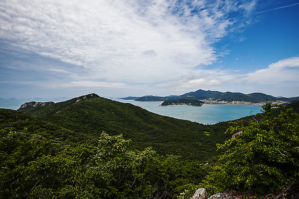포토 JPG 주간 나무 구름 바다 섬 하늘 산 사람없음 야외 맑음 전라남도 진도 국내포토 자연요소 식물 날씨 전라도 파일형식