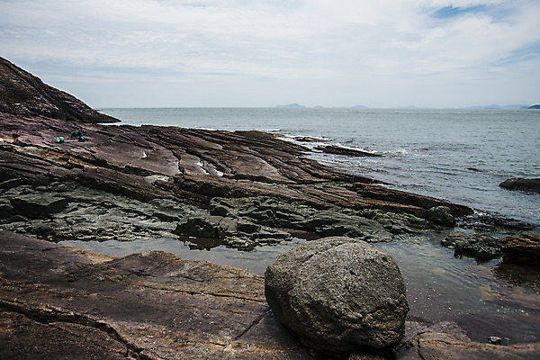 포토 JPG 주간 구름 바다 섬 하늘 사람없음 야외 골짜기 바위 전라남도 진도 국내포토 자연요소 자연 돌_바위 전라도 파일형식