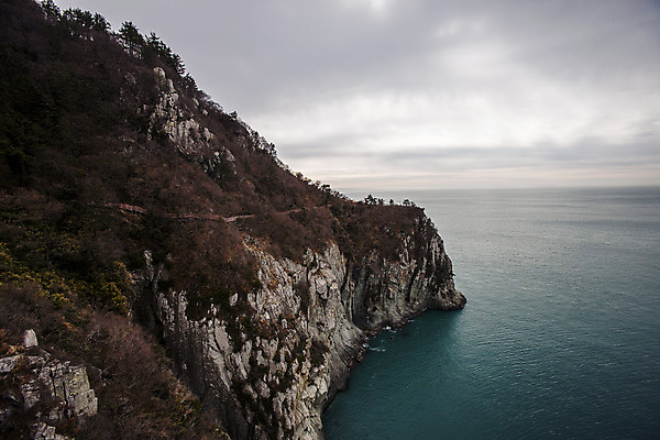 포토 JPG 주간 구름 바다 섬 사람없음 야외 절벽 바위 전라남도 여수 국내포토 자연요소 돌_바위 전라도 파일형식