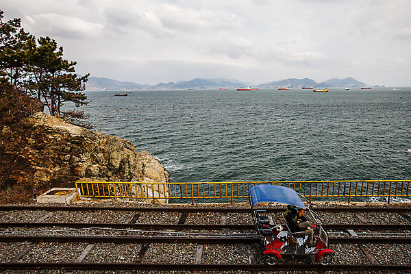 포토 JPG 주간 나무 구름 바다 섬 하늘 사람 야외 두명 기찻길 전라남도 여수 레일바이크 국내포토 자연요소 식물 바이크 전라도 파일형식