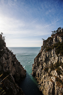 포토 JPG 주간 바다 섬 하늘 사람없음 야외 절벽 바위 전라남도 남해 여수 국내포토 자연요소 돌_바위 전라도 파일형식