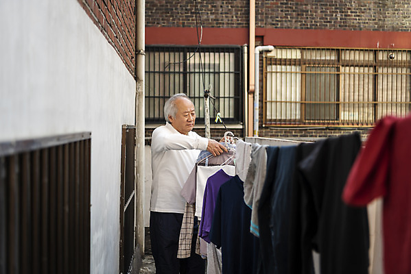 포토 JPG 주간 할아버지 노년 남자 한명 들기 상반신 야외 옆모습 실버라이프 한국인 발코니 고독 빨래 70대 독거노인 빨래널기 노인남자한명만 국내포토 자연요소 1 라이프스타일 감정 뷰포인트 가사 모션 사람 동양인 성인 남자한명만 노인남자만 파일형식