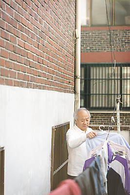 포토 JPG 주간 할아버지 노년 남자 한명 들기 상반신 야외 옆모습 실버라이프 한국인 발코니 고독 빨래 빨랫줄 70대 독거노인 빨래널기 노인남자한명만 국내포토 자연요소 1 라이프스타일 감정 줄 뷰포인트 가사 모션 사람 동양인 성인 남자한명만 노인남자만 파일형식