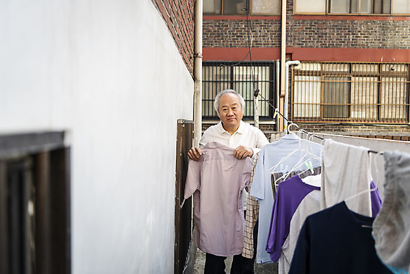 포토 JPG 주간 할아버지 노년 남자 한명 들기 상반신 야외 앞모습 실버라이프 한국인 발코니 고독 빨래 빨랫줄 70대 독거노인 빨래널기 노인남자한명만 국내포토 자연요소 1 라이프스타일 감정 줄 뷰포인트 가사 모션 사람 동양인 성인 남자한명만 노인남자만 파일형식