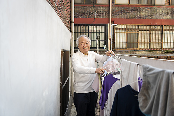 포토 JPG 주간 할아버지 노년 남자 한명 미소 들기 상반신 야외 앞모습 실버라이프 한국인 발코니 고독 빨래 빨랫줄 70대 독거노인 빨래널기 노인남자한명만 국내포토 자연요소 1 라이프스타일 감정 줄 뷰포인트 가사 모션 표정 사람 동양인 성인 남자한명만 노인남자만 파일형식