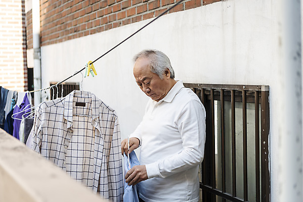 포토 JPG 주간 할아버지 노년 남자 한명 들기 상반신 야외 옆모습 실버라이프 한국인 발코니 고독 빨래 빨랫줄 정리 70대 독거노인 빨래널기 노인남자한명만 국내포토 자연요소 1 라이프스타일 감정 줄 뷰포인트 가사 모션 사람 동양인 성인 남자한명만 노인남자만 파일형식