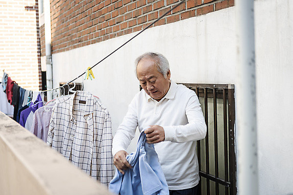 포토 JPG 주간 할아버지 노년 남자 한명 들기 상반신 야외 옆모습 실버라이프 한국인 발코니 고독 빨래 빨랫줄 정리 70대 독거노인 빨래널기 노인남자한명만 국내포토 자연요소 1 라이프스타일 감정 줄 뷰포인트 가사 모션 사람 동양인 성인 남자한명만 노인남자만 파일형식