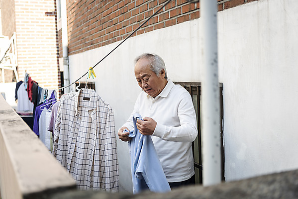포토 JPG 주간 할아버지 노년 남자 한명 들기 상반신 야외 옆모습 실버라이프 한국인 발코니 고독 빨래 빨랫줄 정리 70대 독거노인 빨래개기 노인남자한명만 국내포토 자연요소 1 라이프스타일 감정 줄 뷰포인트 가사 모션 사람 동양인 성인 남자한명만 노인남자만 파일형식