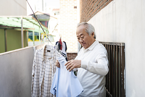 포토 JPG 주간 할아버지 노년 남자 한명 들기 상반신 야외 옆모습 실버라이프 한국인 발코니 고독 빨래 빨랫줄 정리 70대 독거노인 빨래널기 노인남자한명만 국내포토 자연요소 1 라이프스타일 감정 줄 뷰포인트 가사 모션 사람 동양인 성인 남자한명만 노인남자만 파일형식