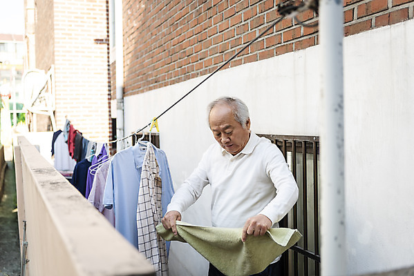 포토 JPG 주간 할아버지 노년 남자 한명 들기 상반신 야외 옆모습 실버라이프 한국인 발코니 고독 빨래 빨랫줄 정리 70대 독거노인 빨래널기 노인남자한명만 국내포토 자연요소 1 라이프스타일 감정 줄 뷰포인트 가사 모션 사람 동양인 성인 남자한명만 노인남자만 파일형식