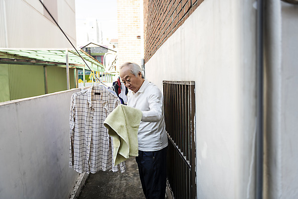 포토 JPG 주간 할아버지 노년 남자 한명 들기 상반신 야외 옆모습 실버라이프 한국인 발코니 고독 빨래 빨랫줄 70대 독거노인 빨래널기 노인남자한명만 국내포토 자연요소 1 라이프스타일 감정 줄 뷰포인트 가사 모션 사람 동양인 성인 남자한명만 노인남자만 파일형식