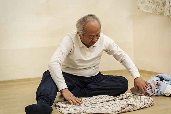 포토 JPG 전신 할아버지 노년 남자 가사 실내 한명 앉기 앞모습 실버라이프 한국인 고독 빨래 정리 70대 독거노인 빨래개기 노인남자한명만 국내포토 1 라이프스타일 감정 뷰포인트 모션 사람 동양인 성인 내부 남자한명만 노인남자만 파일형식