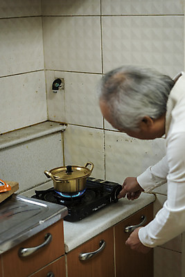포토 JPG 할아버지 노년 남자 실내 요리 한명 상반신 뒷모습 실버라이프 주방 한국인 라면 고독 버너 70대 독거노인 양은냄비 노인남자한명만 국내포토 1 라이프스타일 감정 음식 뷰포인트 사람 동양인 성인 내부 면류 냄비 남자한명만 노인남자만 파일형식