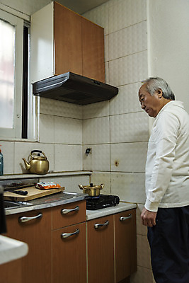 포토 JPG 할아버지 노년 남자 실내 한명 서기 상반신 옆모습 실버라이프 주방 한국인 라면 기다림 고독 버너 조리대 70대 독거노인 노인남자한명만 국내포토 1 라이프스타일 감정 음식 뷰포인트 모션 사람 동양인 성인 내부 면류 남자한명만 노인남자만 파일형식