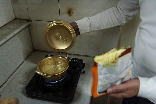 포토 JPG 손 노년 남자 실내 한명 들기 근접촬영 상반신 옆모습 실버라이프 주방 한국인 뚜껑 라면 오픈 고독 버너 70대 독거노인 라면봉지 양은냄비 노인남자한명만 국내포토 1 라이프스타일 감정 음식 뷰포인트 모션 봉투 사람 동양인 성인 내부 신체부위 면류 냄비 남자한명만 노인남자만 파일형식