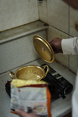 포토 JPG 손 실내 들기 근접촬영 신체부위 실버라이프 주방 뚜껑 라면 오픈 고독 소프트포커스 독거노인 라면봉지 양은냄비 국내포토 라이프스타일 노년 감정 음식 뷰포인트 모션 봉투 촬영기법 사람 내부 면류 냄비 파일형식