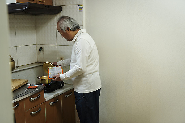 포토 JPG 할아버지 노년 남자 실내 한명 들기 상반신 옆모습 실버라이프 주방 한국인 라면 고독 조리대 70대 독거노인 라면봉지 노인남자한명만 내려보기 국내포토 1 라이프스타일 감정 음식 뷰포인트 모션 봉투 사람 동양인 성인 내부 면류 남자한명만 노인남자만 파일형식