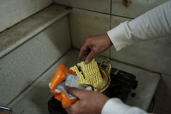 포토 JPG 손 실내 들기 근접촬영 신체부위 실버라이프 주방 라면 고독 버너 넣기 독거노인 라면봉지 양은냄비 국내포토 라이프스타일 노년 감정 음식 뷰포인트 모션 봉투 사람 내부 면류 냄비 파일형식