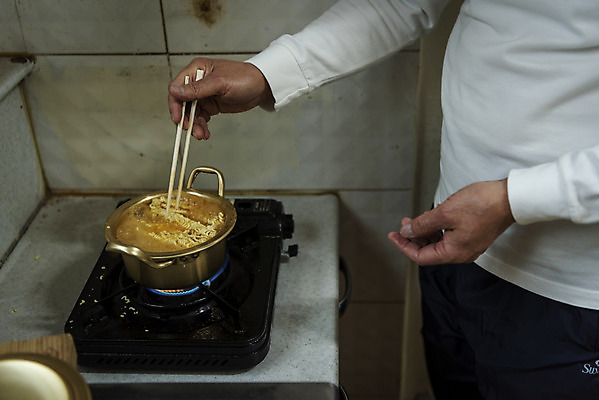 포토 JPG 할아버지 노년 남자 젓가락 실내 한명 근접촬영 상반신 옆모습 실버라이프 주방 한국인 라면 고독 버너 70대 끓이기 독거노인 양은냄비 젓가락질 노인남자한명만 국내포토 1 라이프스타일 감정 음식 뷰포인트 모션 수저 사람 동양인 손짓 성인 내부 면류 냄비 남자한명만 노인남자만 파일형식