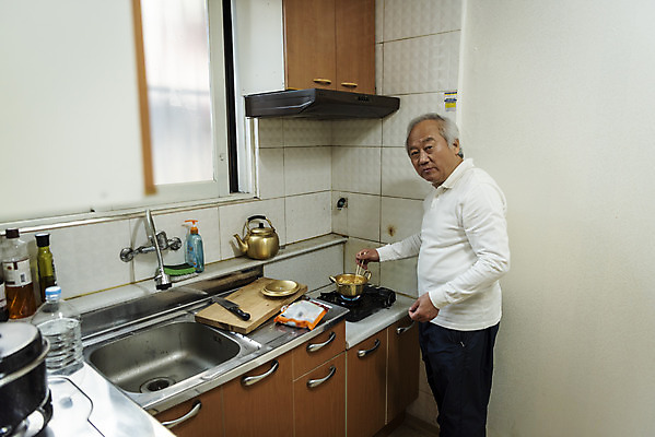 포토 JPG 응시 할아버지 노년 남자 젓가락 실내 한명 서기 상반신 옆모습 실버라이프 주방 한국인 고독 조리대 70대 독거노인 젓가락질 노인남자한명만 국내포토 1 라이프스타일 시선 감정 뷰포인트 모션 수저 사람 동양인 손짓 성인 내부 남자한명만 노인남자만 파일형식