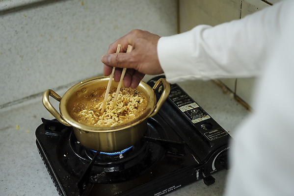 포토 JPG 손 젓가락 실내 신체부위 실버라이프 주방 라면 고독 소프트포커스 분식 버너 끓이기 독거노인 양은냄비 젓가락질 국내포토 라이프스타일 노년 감정 음식 모션 촬영기법 수저 사람 손짓 내부 면류 냄비 파일형식
