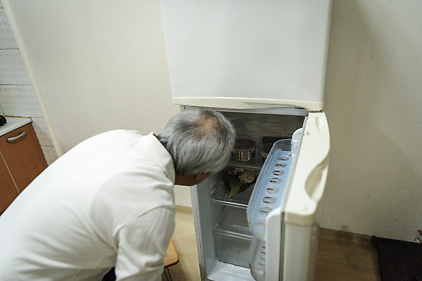 포토 JPG 할아버지 노년 남자 실내 허리숙이기 한명 상반신 뒷모습 실버라이프 한국인 고독 확인 70대 냉장고 독거노인 노인남자한명만 국내포토 1 라이프스타일 감정 뷰포인트 숙이기 사람 동양인 성인 내부 가전제품 남자한명만 노인남자만 파일형식