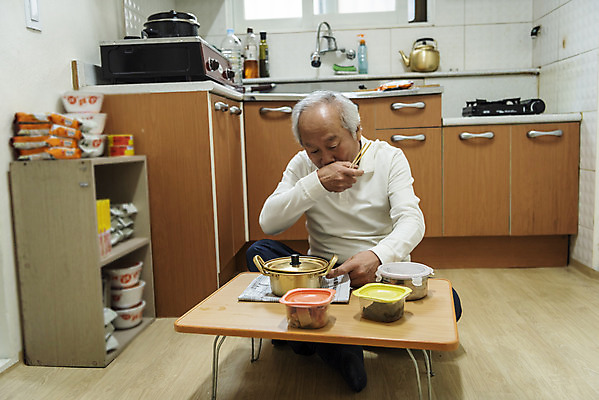 포토 JPG 할아버지 노년 남자 젓가락 식탁 실내 한명 들기 앉기 상반신 앞모습 실버라이프 주방 식사 한국인 라면 고독 70대 독거노인 노인남자한명만 국내포토 1 라이프스타일 감정 음식 뷰포인트 모션 탁자 수저 사람 동양인 성인 내부 면류 남자한명만 노인남자만 파일형식