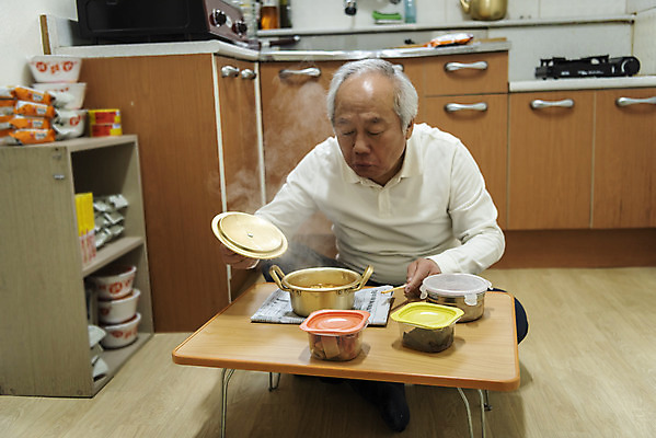 포토 JPG 할아버지 노년 남자 식탁 실내 한명 들기 앉기 상반신 앞모습 실버라이프 주방 식사 한국인 라면 오픈 고독 70대 독거노인 노인남자한명만 국내포토 1 라이프스타일 감정 음식 뷰포인트 모션 탁자 사람 동양인 성인 내부 면류 남자한명만 노인남자만 파일형식