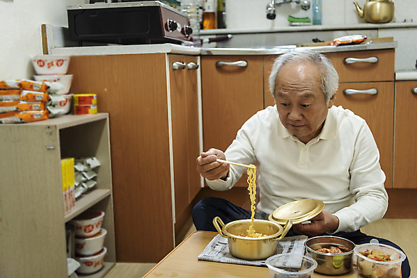 포토 JPG 할아버지 노년 남자 젓가락 식탁 실내 한명 들기 앉기 상반신 앞모습 실버라이프 주방 식사 한국인 라면 고독 70대 독거노인 노인남자한명만 국내포토 1 라이프스타일 감정 음식 뷰포인트 모션 탁자 수저 사람 동양인 성인 내부 면류 남자한명만 노인남자만 파일형식