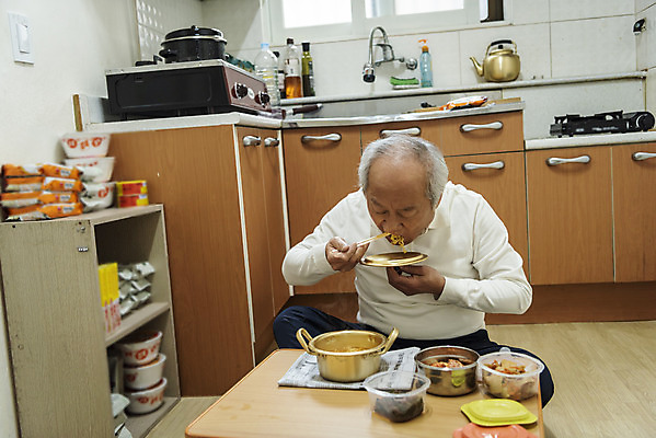 포토 JPG 할아버지 노년 남자 젓가락 식탁 실내 한명 들기 앉기 상반신 앞모습 실버라이프 주방 식사 한국인 뚜껑 라면 고독 먹기 70대 독거노인 노인남자한명만 국내포토 1 라이프스타일 감정 음식 뷰포인트 모션 탁자 수저 사람 동양인 성인 내부 면류 남자한명만 노인남자만 파일형식