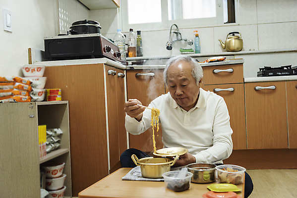 포토 JPG 할아버지 노년 남자 젓가락 식탁 실내 한명 들기 앉기 상반신 앞모습 실버라이프 주방 식사 한국인 뚜껑 라면 고독 70대 독거노인 노인남자한명만 국내포토 1 라이프스타일 감정 음식 뷰포인트 모션 탁자 수저 사람 동양인 성인 내부 면류 남자한명만 노인남자만 파일형식 식기 가구 인종 생활 남자만 노인만 생활용품 성인만 오브젝트