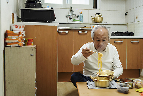 포토 JPG 할아버지 노년 남자 젓가락 식탁 실내 한명 들기 앉기 상반신 앞모습 실버라이프 주방 식사 한국인 뚜껑 라면 고독 70대 독거노인 노인남자한명만 국내포토 1 라이프스타일 감정 음식 뷰포인트 모션 탁자 수저 사람 동양인 성인 내부 면류 남자한명만 노인남자만 파일형식